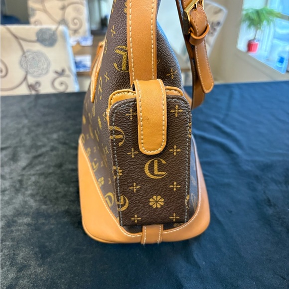 CL Carryland Brown/Tan Faux Leather Monogram Shoulder Bag - Picture 4 of 11